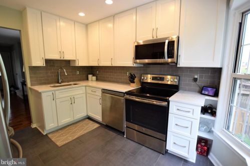 6100 Heron Pond Ct, Springfield VA  22015-3738 exterior