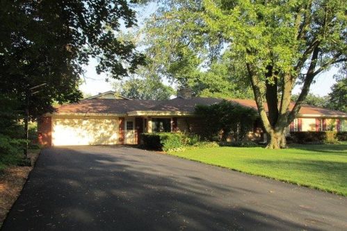370 Parkside Dr, Sycamore, IL 60178-1921