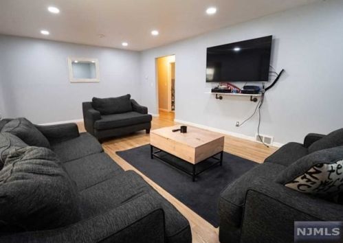 6 Cona Ct, Paterson, NJ 07508-1508