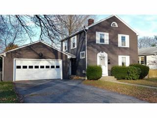 21 Fairlawn St, Cranston, RI 02910-2312