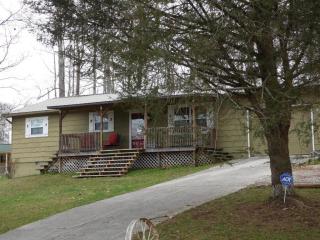 211 Hollifield Dr, Jacksboro, TN 37757-3604