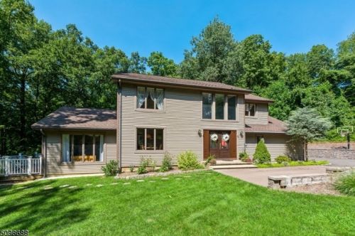 102 Drakestown Rd, Hackettstown, NJ 07840-5686