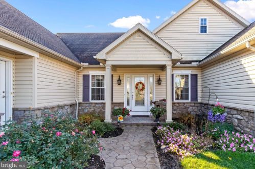 2360 View Dr, Lancaster, PA 17602-1016