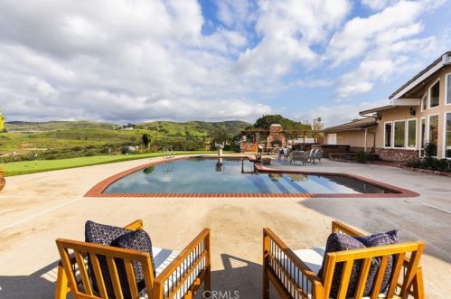 9781 Rangeview Dr, Santa Ana, CA 92705-1522