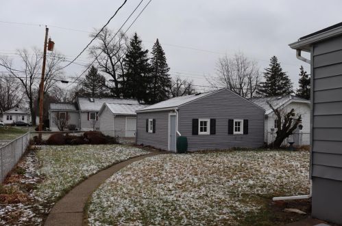 817 Lake St, Hobart, IN 46342-5227