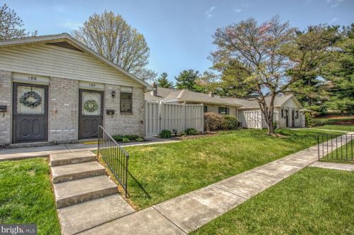 189 Valleybrook Dr, Lancaster PA  17601-4620 exterior