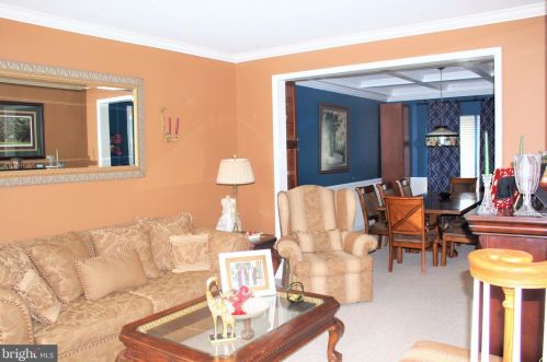 6 Longwood Ln, Columbus, NJ 08022-2122