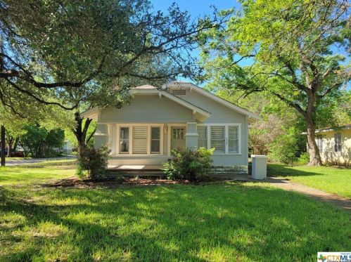 1027 Palm St, Seguin TX  78155-3241 exterior