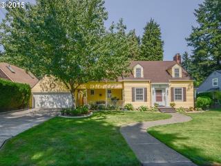 9805 Shaver St, Portland, OR 97220-3651