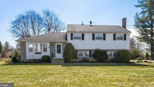 10 Gloucester Ln, Trenton, NJ 08618-1006
