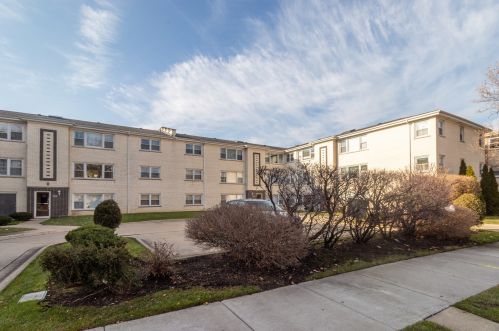 5230 Potawatomie Ave, Chicago, IL 60656-2449