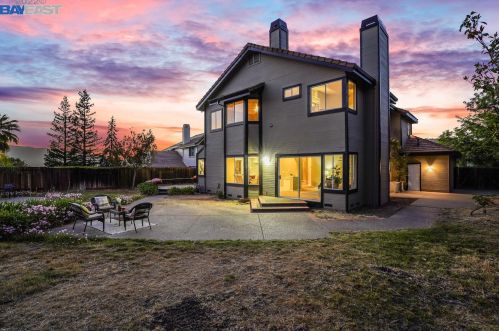 949 Hopkins Way, Pleasanton, CA 94566-7811