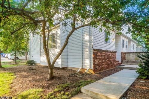 104 Blackberry Ct, Flemington, NJ 08822-1886