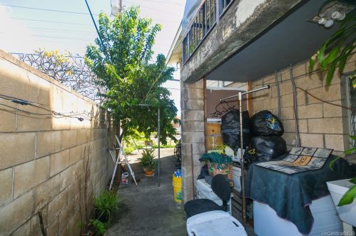 1702 Eluwene St, Honolulu HI  96819-4026 exterior