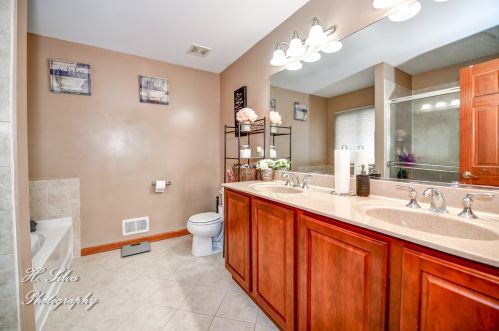 708 Bay Shore Dr, Pingree Grove IL  60140-9144 exterior