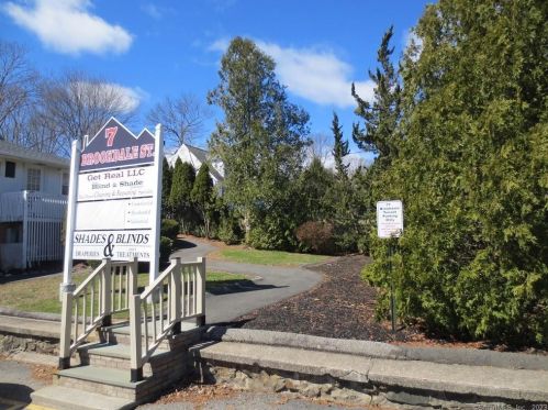 7 Brookdale St, Waterbury, CT 06716-1900