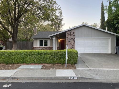 249 Woodhaven Dr, Vacaville, CA 95687-5938