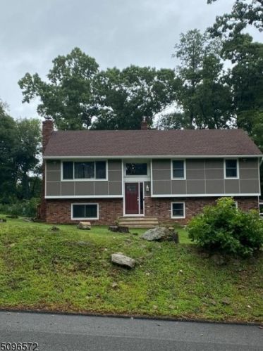 35 Smithtown Rd, Mount Olive, NJ 07828-2642
