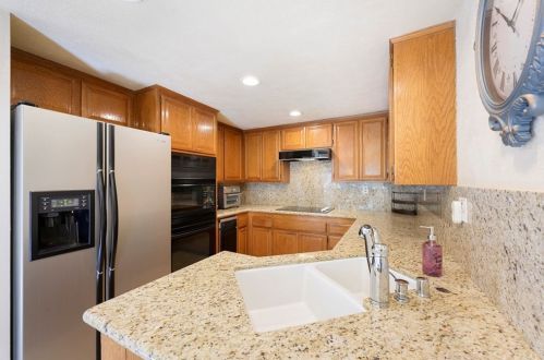 7315 Singingwood Dr, Anaheim CA 92808-1701 exterior