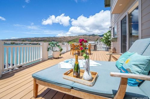 321 Ainahou St, Honolulu HI  96825-1527 exterior