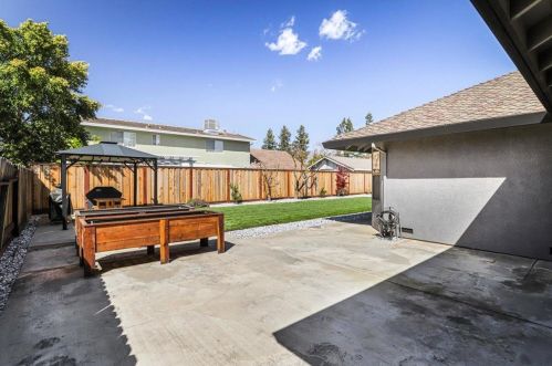 2665 Hawkeye Ave, Turlock CA  95380-2950 exterior