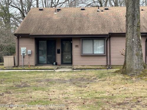 29 Manchester Ct, Tinton Falls, NJ 07701-5492
