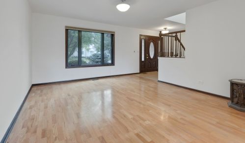 677 Cutter Ln, Elk Grove Vlg, IL 60007-6925
