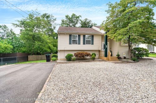 209 Green Acres Rd, Lakehurst, NJ 08759-6101