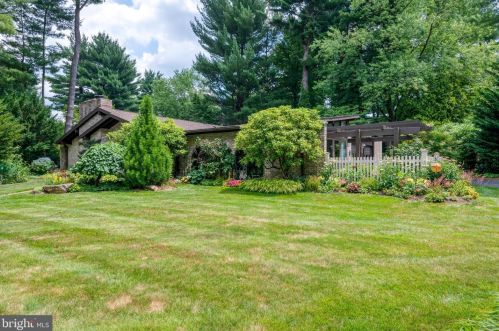 2719 Fiddlers Green Rd, Lancaster, PA 17601-3461