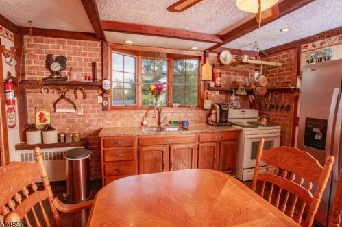 174 Crease Rd, Mount Olive, NJ 07828-1020