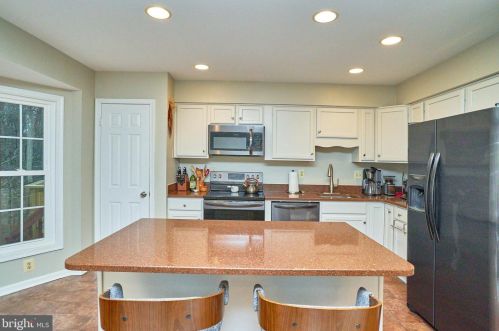 6740 Sunset Woods Ct, Springfield VA  22015-4241 exterior