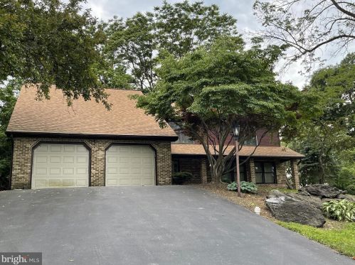 112 Bentley Ln, Lancaster PA  17603-6223 exterior