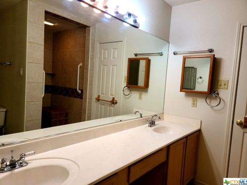 128 Gardenridge Dr, Seguin TX exterior