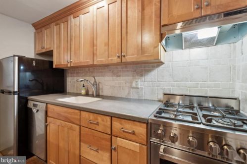 821 10th St, Philadelphia PA 19147-3726 exterior