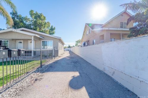 212 Raymond St, Compton, CA 90220-3804