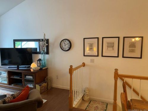 77 Katherine Ct, Huntington, CT 06484-4323