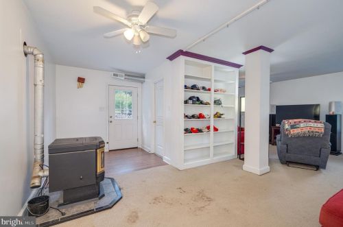 365 Big Oak Dr, Shepherdstown WV 25443-4598 exterior