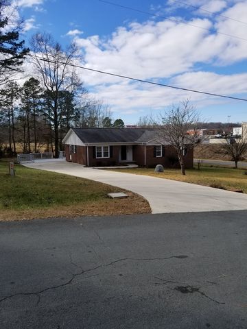 1060 Skyline Dr, Asheboro, NC 27205-7908