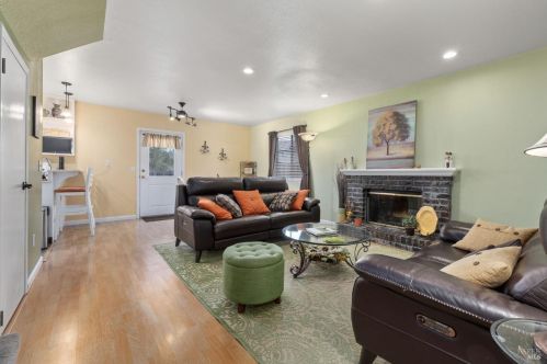 240 Belfiore Ln, Windsor, CA 95492-7975