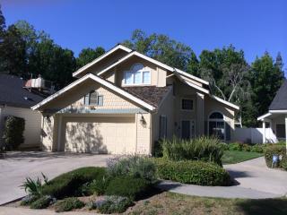 9176 Woodlawn Dr, Fresno, CA 93720-1290
