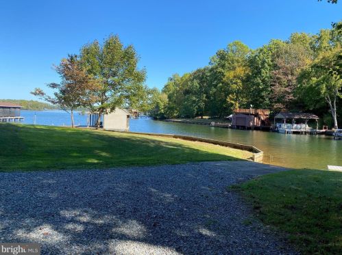 68 Bear Castle Dr, Bumpass, VA 23024-4922