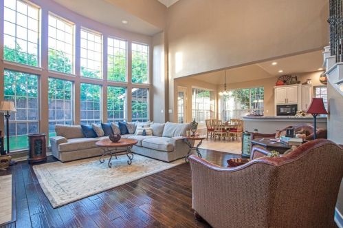 2561 Grn Oak Dr, Carrollton TX 75010-4221 exterior