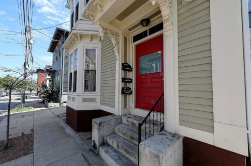 86 Tobey St, Providence, RI 02909-1832