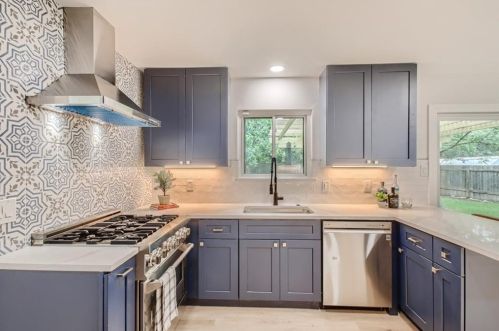 1704 Fair Oaks Dr, Austin TX  78745-2810 exterior