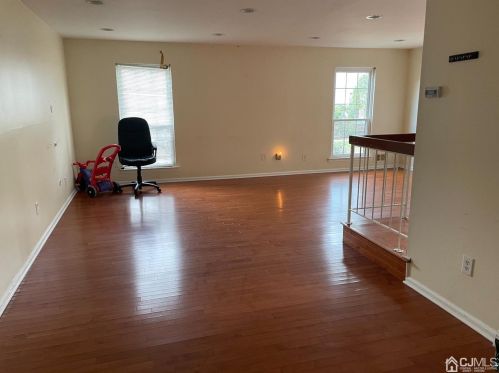 701 Timber Oaks Rd, Edison, NJ 08820-4202