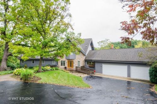 3210 Pine Woods Ln, Carpentersville, IL 60110-3217