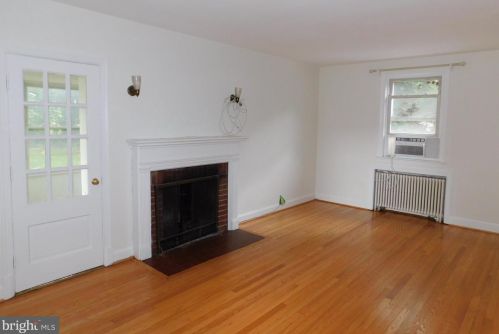 9401 Woodland Dr, Silver Spring, MD 20910-1451