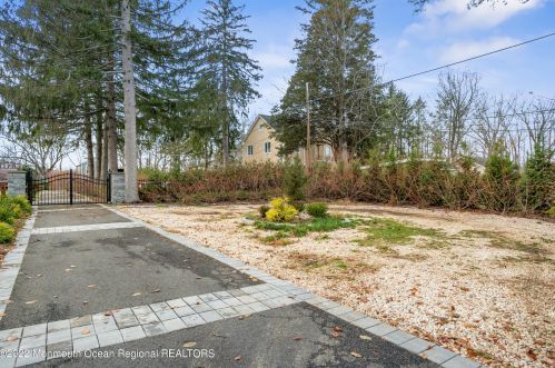 16 Holmdel Rd, Holmdel Village, NJ 07733-2130