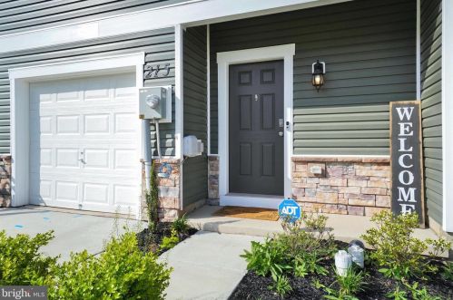 215 Maple Run Dr, York PA  17404-9149 exterior