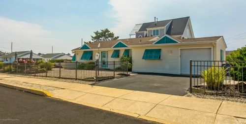 16 Las Vegas Rd, Lavallette NJ 08735-1815 exterior
